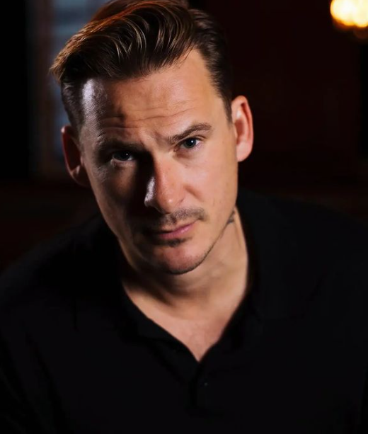 Lee Ryan - O cantor da boy band britânica Blue foi retirado, algemado, de um avião em 2/8/2022, após invadir a área dos funcionários e causar tumulto. Ele reclamava porque os comissários não forneceram bebida alcoólica. 