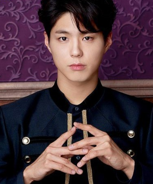 Ele também toca piano, instrumento que começou a praticar ainda na infância. Foi pianista do coral da igreja que ele frequentava. 