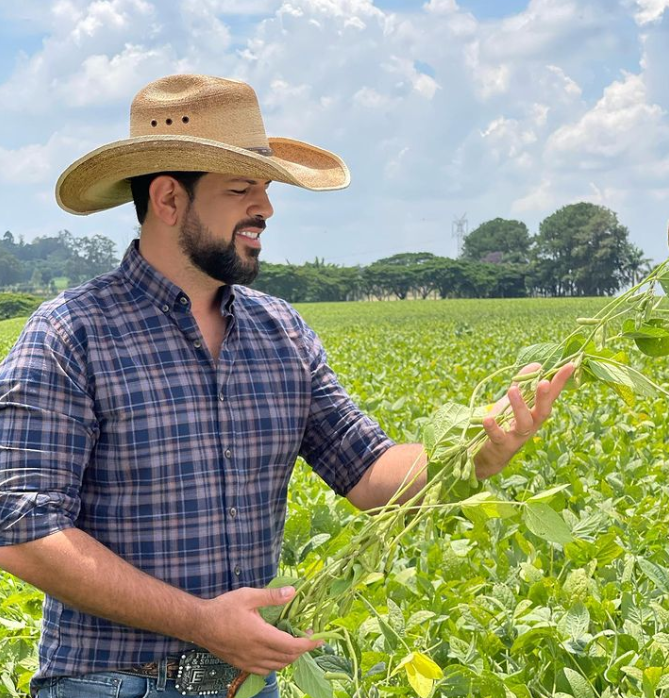 Sorocaba - Cantor sertanejo da dupla com Fernando - Criado no Ibirapuera, em família abastada, frequentava o haras do avô no interior de São Paulo. Formou-se em Agronomia.