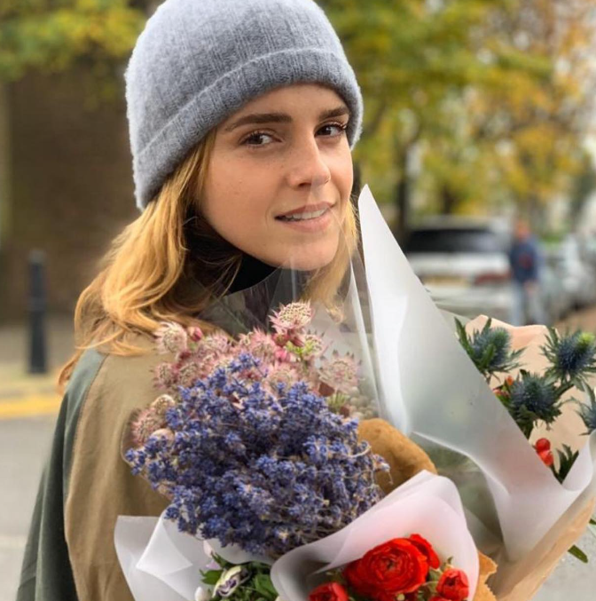 Em relação à vida amorosa, ela disse: Desastre total. [...] Sinto que tenho bastante companhia por esse ângulo Contou, inclusive, que prefere se relacionar com pessoas que não tenham os filmes que ela fez.
