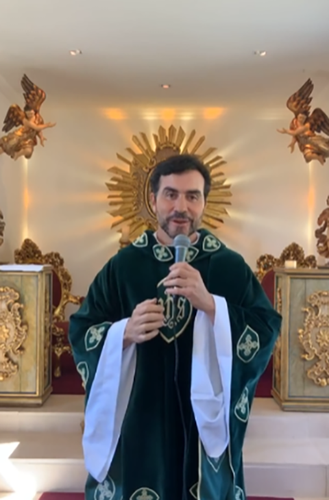 Fábio de Melo foi ordenado padre em 2001 e, atualmente, pertence à Diocese de Taubaté (interior de São Paulo), nas peregrinações e nos acampamentos de oração em Cachoeira Paulista (Canção Nova). 
