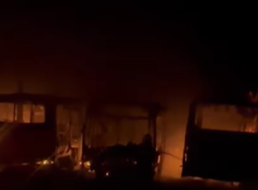 Incêndio de grandes proporções atinge destrói 8 ônibus em garagem da prefeitura de Itaitinga 