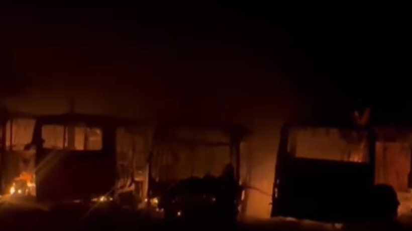 Incêndio de grandes proporções atinge destrói 8 ônibus em garagem da prefeitura de Itaitinga