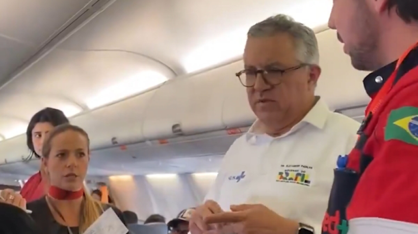 Ministro Alexandre Padilha faz atendimento em avião