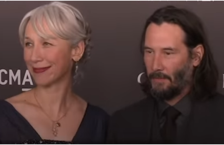 Keanu Reeves voltou a ser assunto após rumores de que teria se casado com a artista plástica Alexandra Grant. A especulação começou quando ela apareceu com um anel chamativo na première de 