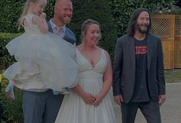 Em setembro de 2022, veja só o que aconteceu: uma fã postou nas redes sociais que Keanu foi à festa do seu casamento, no salão de um hotel na Inglaterra. O noivo havia abordado Keanu, mais cedo, e convidado o ator para o evento. E ele apareceu!