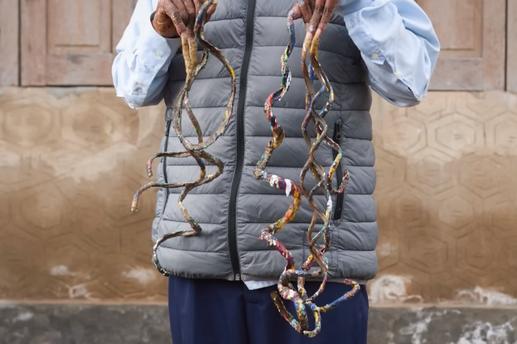 Homem com as unhas mais longas do mundo