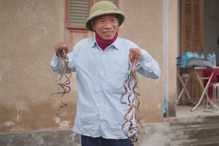 Homem com as unhas mais longas do mundo
