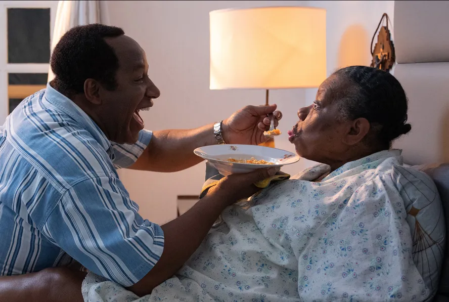 Um dos destaques da película é a forte relação de Mussum com sua mãe Dona Malvina, que foi essencial em sua trajetória. As atrizes Cacau Protásio e Neusa Borges vivem a progenitora do célebre humorista nas telonas. O filme recebeu prêmios, inclusive 6 Kikitos 