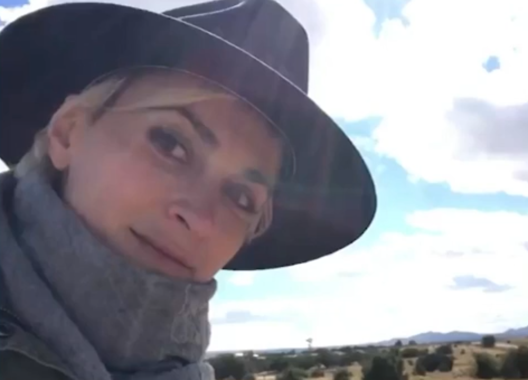 Dois dias antes do acidente, Halyna Hutchins publicou um vídeo cavalgando no local das gravações. Esta imagem é uma captura desse vídeo. Ela disse que um dos benefícios de gravar um filme de Velho Oeste era  andar a cavalo na folga. 