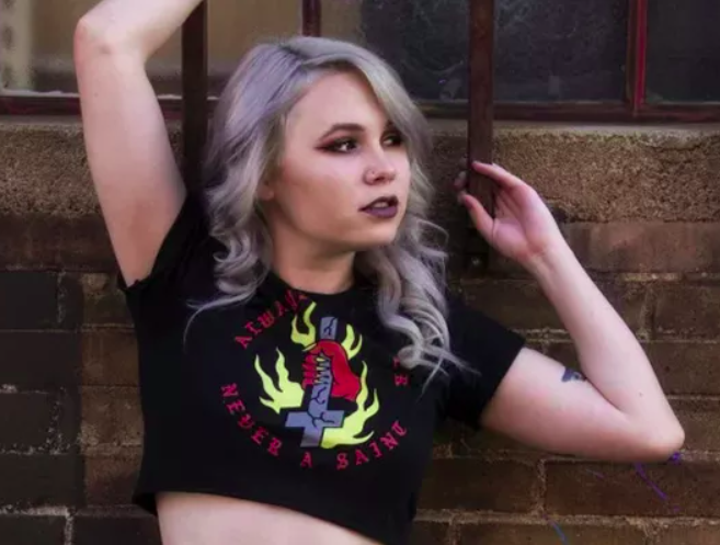 Como condições, Reed terá de seguir recomendações de conduta e passar por avaliação de saúde mental. No momento, está proibida de ter contato com sua família e de possuir qualquer tipo de arma.