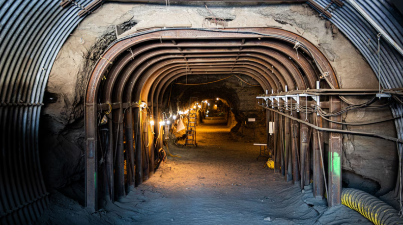 Pesquisadores estudam bactérias presentes no Túnel de Permafrost, no Alasca