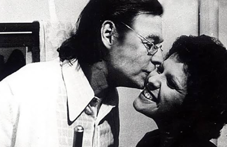 Na sequência, outra música do artista que encantou o mundo foi Águas de Março, na voz da brilhante Elis Regina. Eles se conheceram em 1974 na cidade de Los Angeles, nos Estados Unidos, e se uniram para criar o álbum “Elis e Tom”.