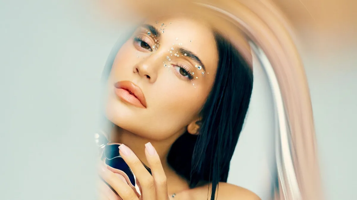 Em relação à vida pessoal, o ator namora a celebridade Kylie Jenner desde 2023.