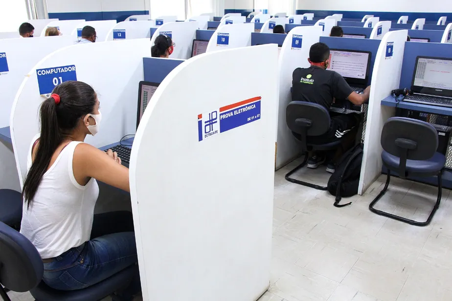 Uma das mudanças mais significativas está na etapa teórica. O candidato poderá escolher entre três modalidades de curso: o modelo tradicional em autoescolas - presencial ou on-line -, as escolas públicas de trânsito mantidas pelos órgãos estaduais ou cursos a distância oferecidos por plataformas credenciadas. 
