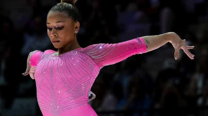 Atleta brasileira alcança resultado expressivo no Campeonato Mundial de Jacarta e registra a melhor performance em finais de trave da carreira na competição