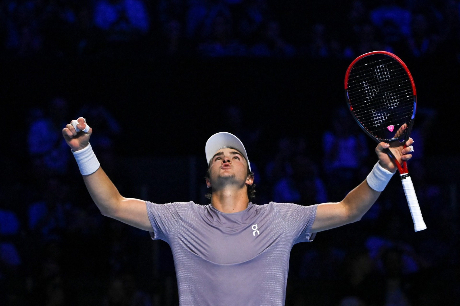 Aos 19 anos, tenista venceu o espanhol Alejandro Davidovich Fokina por 2 a 0 na final e alcançou a 28ª posição no ranking da ATP. A partida aconteceu na tarde do domingo, 26 de outubro de 2025 (Foto: Fabrice Coffrini / AFP)