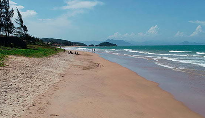 A Praia da Marina é bem avaliada pelos turistas que visitam Búzios. Nos sites de viagem, eles costumam se referir ao local como uma praia calma, rasa, com água que não é gelada, ideal para crianças.
