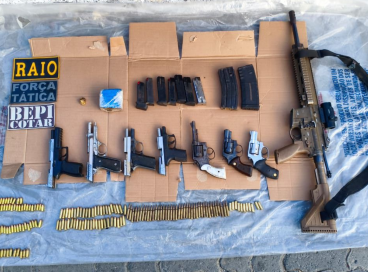 Oito armas foram apreendidas 