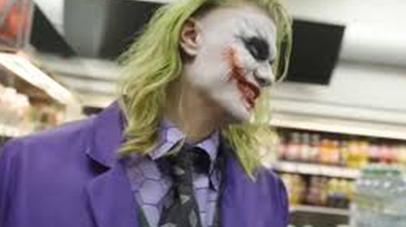 Atacante norueguês do City surgiu paramentado como vilão do Batman e foi reconhecido ao comprar fraldas em um mercado