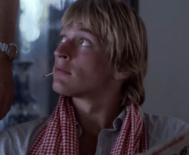 O ator começou sua trajetória artística em papéis coadjuvantes, como Jon Swain no drama biográfico Os Gritos do Silêncio , lançado em 1984.