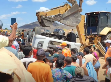 Moradores auxiliaram na elevação da cabine com duas retroescavadeiras 