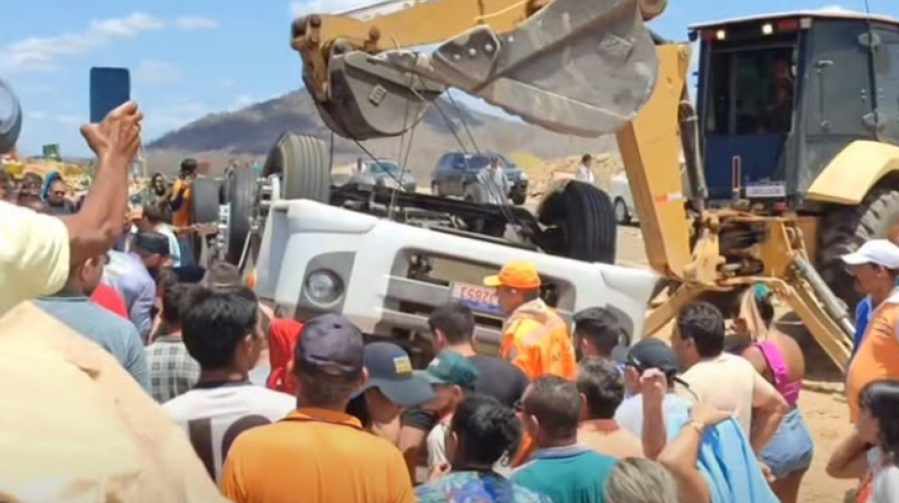 Moradores auxiliaram na elevação da cabine com duas retroescavadeiras