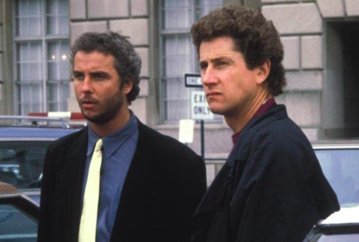 “Caçador de Assassinos”, 1986 – A primeira adaptação do livro de Thomas Harris retrata o policial Will Graham retornando ao serviço para perseguir um serial killer conhecido como “Fada do Dente”.