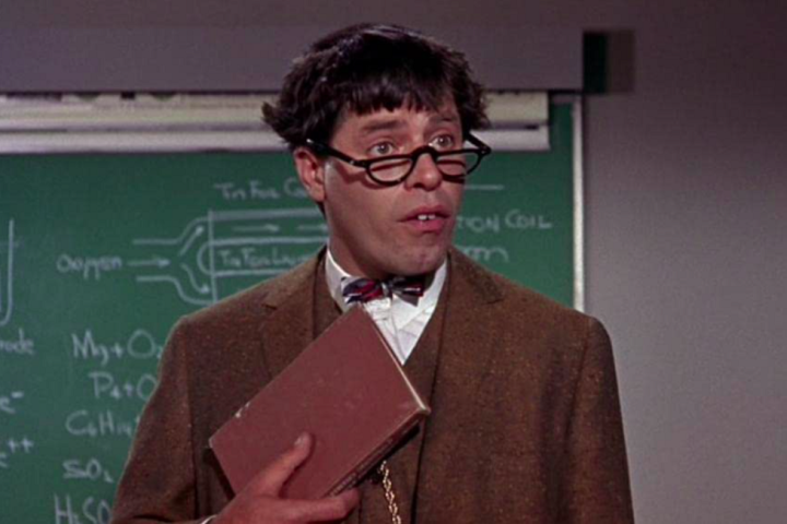O Professor Aloprado, 1963 – Com Jerry Lewis, o filme é inspirado em O Médico e o Monstro, obra de Robert Louis Stevenson, e adota um estilo de comédia bem particular dos anos 1960.