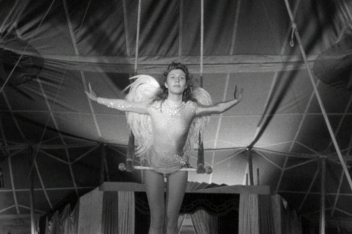 “Asas do Desejo”, 1987 – Dirigido pelo alemão Wim Wenders, o filme conta a história de um anjo que tem o desejo de se tornar humano quando se apaixona por um mortal.