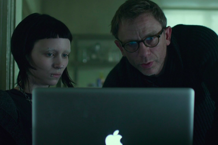“Millennium: Os Homens que Não Amavam as Mulheres”, 2011 – Dirigido por David Fincher de “Seven: Os Sete Crimes Capitais”), o remake é uma adaptação visualmente sombria do romance, estrelado por Daniel Craig e Rooney Mara.