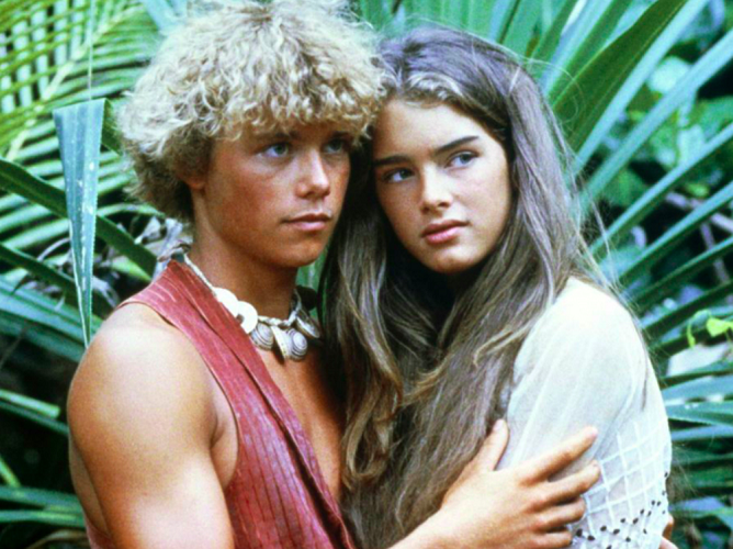 “A Lagoa Azul”, 1980 – Estrelado por Brooke Shields e Christopher Atkins, o remake repete a trama com dois adolescentes isolados em uma ilha deserta descobrindo o amor e a maturidade.