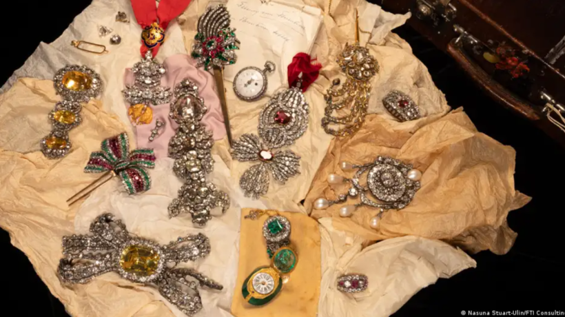 Após a morte de Carlos 1º, em 1922, a ex-imperatriz consorte da Áustria, Zita de Bourbon-Parma, ordenou que seus descendentes mantivessem a existência das joias em segredo por 100 anos por razões de segurança.