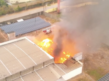Incêndio destrói parte de fábrica de etiquetas em Maracanaú 