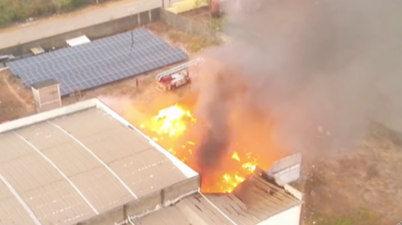 Incêndio destrói parte de fábrica de etiquetas em Maracanaú