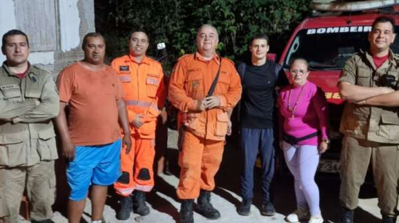 Corpo de Bombeiros resgata vítima de área de mata que enviou sinal de SOS via celular