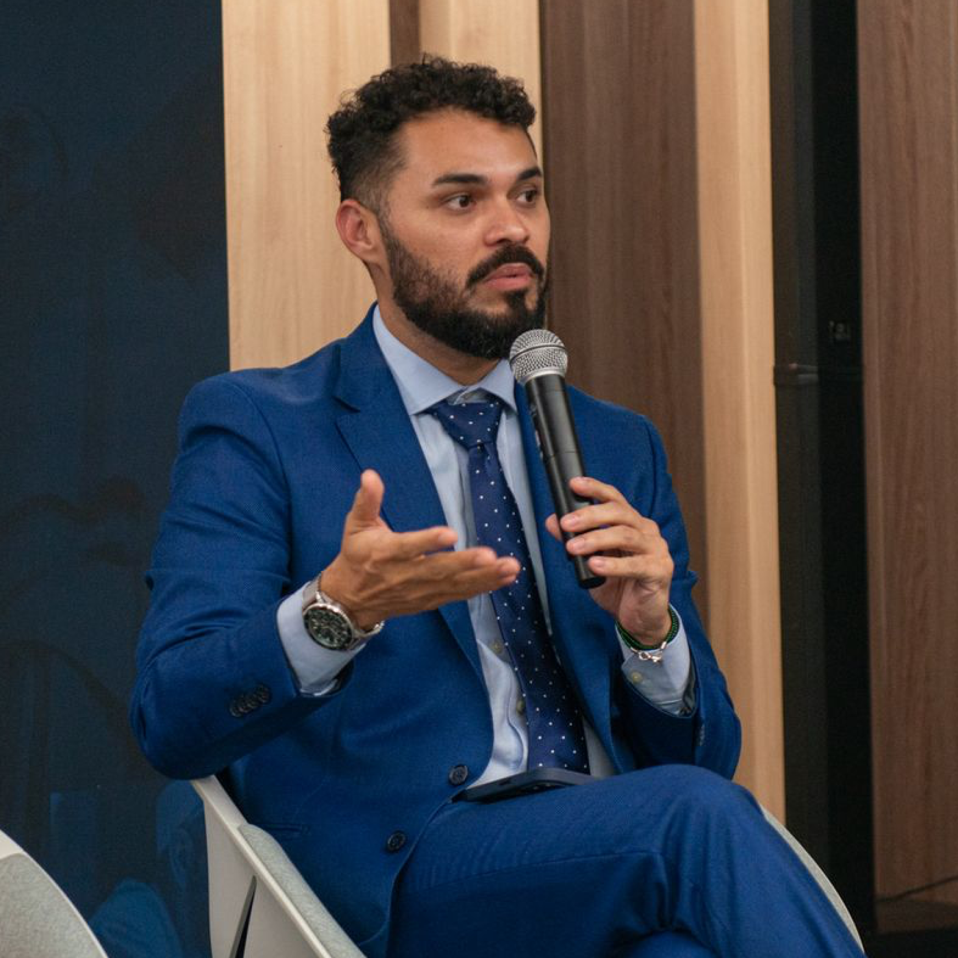 {'nm_midia_inter_thumb1':'https://www.opovo.com.br/_midias/png/2025/11/12/263x156/1_foto_paulo_feitosa_credito_hola_rio__divulgacao-37893675.png', 'id_midia_tipo':'undefined', 'id_tetag_galer':'1', 'id_midia':'6914d5f18fd98', 'cd_midia':37893675, 'ds_midia_link': 'https://www.opovo.com.br/_midias/png/2025/11/12/foto_paulo_feitosa_credito_hola_rio__divulgacao-37893675.png', 'ds_midia': '', 'ds_midia_credi': 'Hola Rio/ Divulgação', 'ds_midia_titlo': '', 'cd_tetag': '103085', 'cd_midia_w': '1920', 'cd_midia_h': '1920', 'align': 'Clear', 'midias': [37893675], 'ds_midma_legen': {'0': '','37893675': 'Paulo Feitosa defende a permanência como norte para as iniciativas de internacionalização'}}