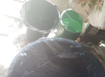 Morador de Maranguape acumula água por causa do desabastecimento 