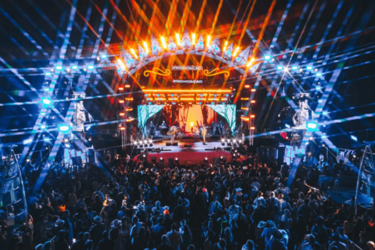 Cantor Zezé di Camargo convidou músicos de outros gêneros para cruzeiro.