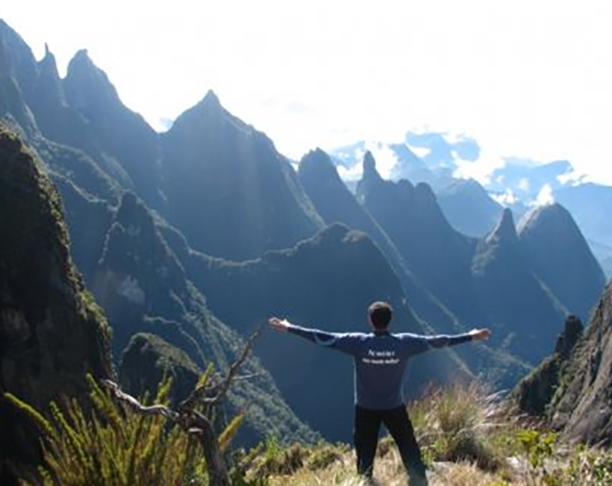 A Travessia Petrópolis-Teresópolis (RJ) permite a contemplação de montanhas da Serra dos Órgãos. A região inclui vegetação semelhante à dos Andes. Para muitos, é o local para trekking mais bonito do Brasil, com paisagens de nuvens que se alternam com o tempo limpo.