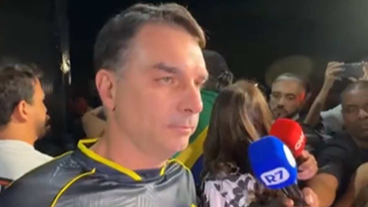 Flávio Bolsonaro, senador, em vigília contra a prisão preventiva do pai