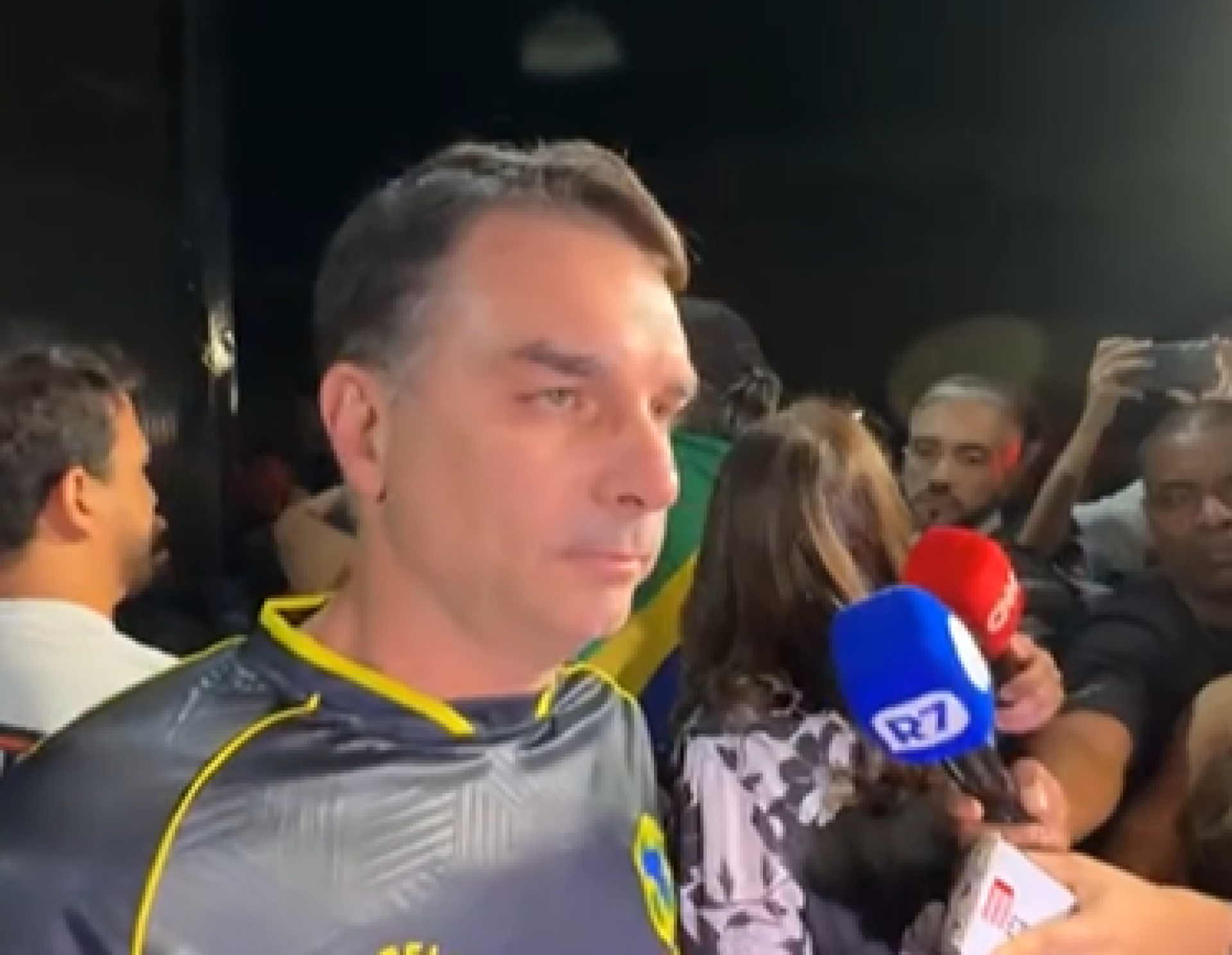 Flávio Bolsonaro, senador, em vigília contra a prisão preventiva do pai (Foto: Flávio Bolsonaro/Instagram)