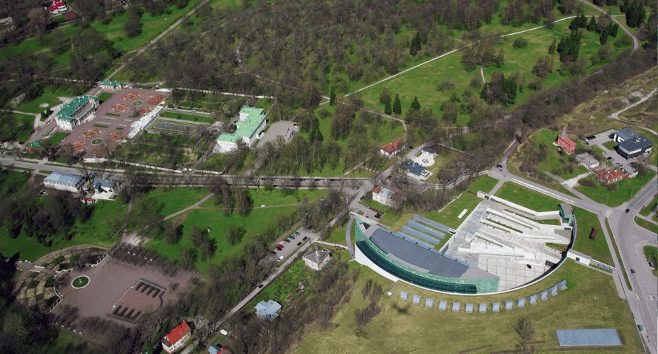 Nos arredores, é possível visitar o parque Kadriorg, com seu palácio barroco construído por Pedro, o Grande, e belos jardins.