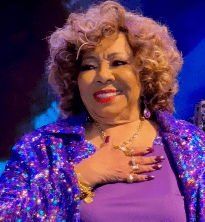 Ao misturar reza com indignação, Alcione entrou na polêmica.  Vou fazer uma macumbinha pra ele largar o Brasil em paz”. A frase virou meme.