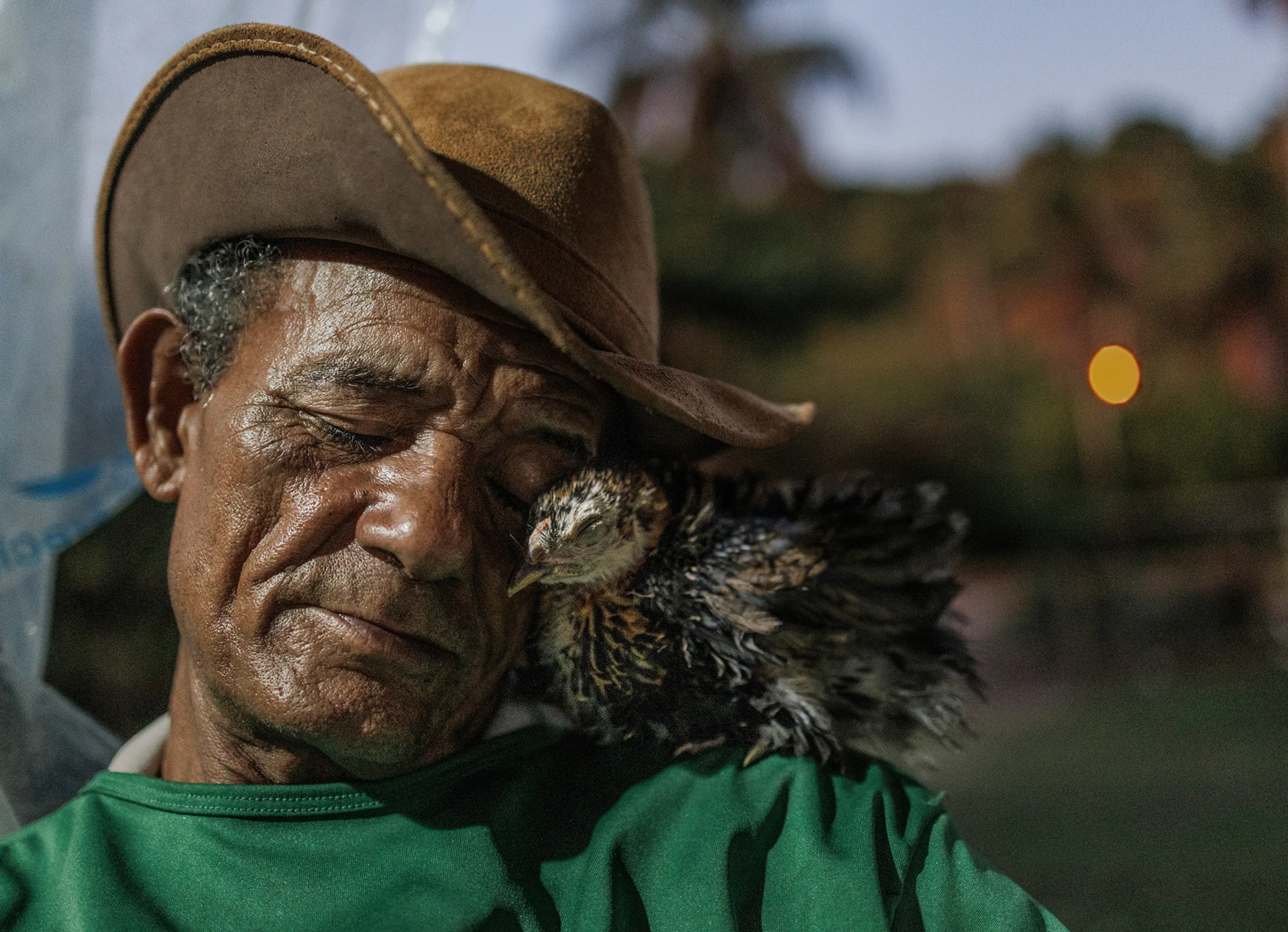 A fotógrafa pernambucana Maíra Erlich capturou uma cena fofa entre Damião Carlos Silva e seu pintinho de estimação em Maceió, em Alagoas