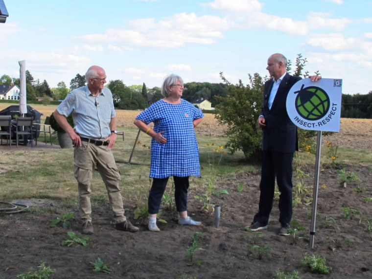 Empresário produtor de inseticidas passou a preservar os insetos. Alguns produtos também exibem um grande aviso na parte da frente: 