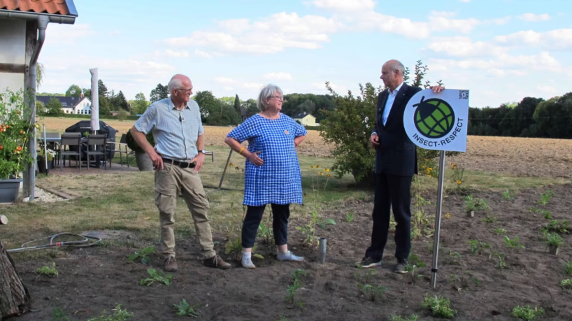 Empresário produtor de inseticidas passou a preservar os insetos. Alguns produtos também exibem um grande aviso na parte da frente: 