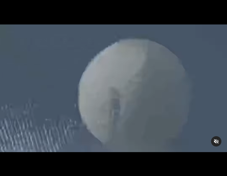 Na divulgação, os lugares visitados pelos “balões” eram na verdade os locais dos shows. Como se não bastasse a coincidência, o anúncio ainda dizia: “um objeto não identificado foi avistado nos céus”.