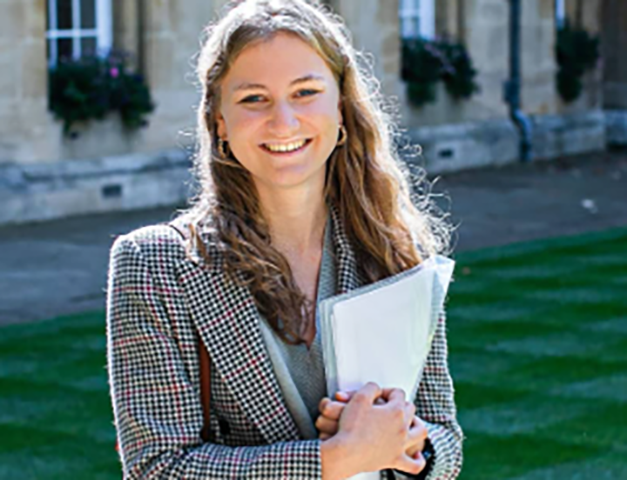 Além dos estudos acadêmicos, a princesa também se dedica a causas sociais e culturais. Ela é uma figura admirada pela juventude belga e é vista como a futura monarca do país, estando em constante preparação para assumir esse papel.