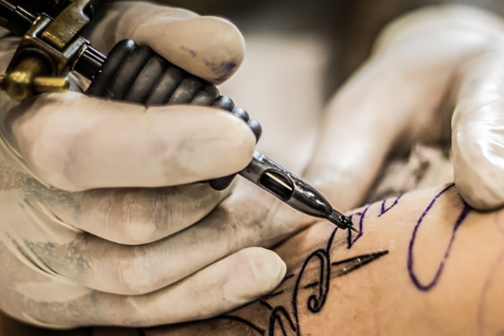 A popularização das tatuagens no Brasil acompanha uma tendência mundial: 37% dos brasileiros têm ao menos uma, o que coloca o país em 9º no ranking global.